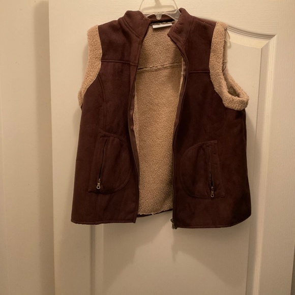 Xl brown suede like with Sherpa like interior zip up vest - Picture 2 of 6